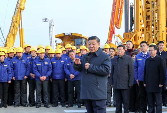　12月12日至13日，習(xí)近平在江蘇徐州市考察。這是12日下午，習(xí)近平在徐工集團(tuán)重型機(jī)械有限公司親切看望勞動模范、技術(shù)能手等職工代表，鼓勵他們在為實(shí)現(xiàn)中國夢的奮斗中爭取人人出彩。新華社記者 謝環(huán)馳 攝